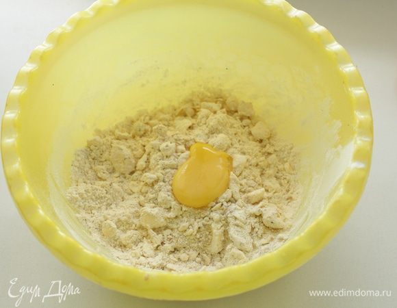 Добавить желток и пару ложек холодной воды, заместить тесто.