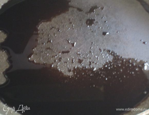 Соевый соус смешать с сахаром и нагреть до растворения сахара.