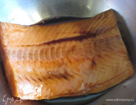 Филе вымыть, обсушить бумажным полотенцем, смазать со всех сторон тёплым соевым соусом, накрыть крышкой и оставить на 15 минут.