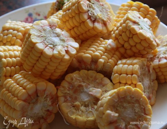 Кукурузу нарезаем кусочками толщиной 2-2,5 см.