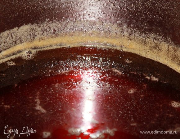 Отправляем кукурузу в кастрюлю (у меня с толстым дном), заливаем 1,5 л воды, доводим до кипения. Затем я поставила на самую маленькую конфорку, сделала самый маленький огонь и оставила кипеть потихоньку до выпаривания жидкости вполовину. На это ушло приблизительно полтора часа. Затем кукурузу вынимаем, выкладываем на тарелку и оставляем остывать. Исключительно для того, чтобы потом съесть! Жидкость процеживаем, возвращаем опять в кастрюлю, добавляем 1 кг сахара, лимонный сок, ванильный сахар и соль. Ставим все снова на огонь, доводим до кипения, отправляем на маленькую конфорку на маленький огонь, помешиваем до полного растворения сахара. Оставляем готовиться сироп чтобы он уварился наполовину. Периодически помешиваем. Когда сироп начнет набирать силу, вы почувствуете сами: он станет "тяжелым", на поверхности появится пленка, а сам сироп начнет как бы собираться в воронку. То есть будет отчетливо видно, что сиропа возле бортов кастрюли больше, чем в ее центре. Выключаем и оставляем полностью остывать. Я готовила вечером, поэтому остывал сироп у меня до утра.