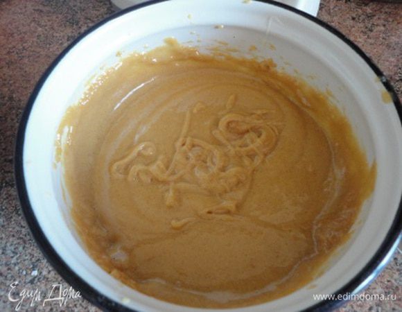 Арахисовое масло, сахар и ванильный сахар растереть в пышную массу.
Продолжая взбивать, ввести, по одному, яйца.
Смешать все сухие ингредиенты с апельсиновыми цукатами и добавить к яично-масляной смеси.
