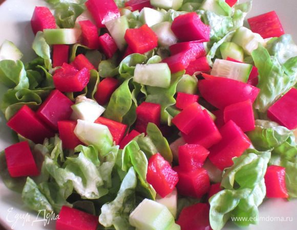 Заправка: Снять цедру с лимона, сок отжать. Соединить лимонный сок, цедру, 2 ст.л. оливкового масла, соль, перец. Листья салата порвать руками и выложить на блюдо. Сверху выложить огурец, перец, заправить салат и хорошо перемешать.