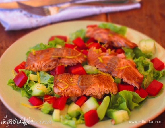 Разогреть на сковороде 1 ст.л. оливкового масла и обжарить рыбу по 5 минут с каждой стороны. Затем нарезать ломтиками и выложить на салат. Приятного аппетита:)