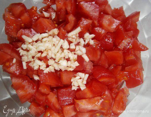 Томаты бланшировать, снять кожуру. Нарезать небольшим кубиком.
Чеснок мелко нарезать.
Куриное филе нарезать на порционные кусочки.