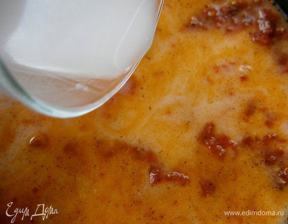 Затем добавить соль, смесь перцев по вкусу, сахар. Влить кокосовое молоко, перемешать,  и готовить ещё 2 минуты.