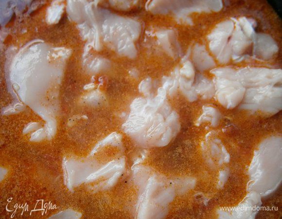 Добавить куриное филе, перемешать, накрыть крышкой.