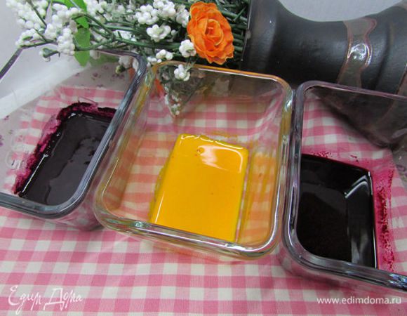 Подготовьте красители согласно инструкции на упаковке (разведите с небольшим количеством воды). У меня были - жёлтый, розовый и фиолетовый, к сожалению, два последних слились воедино. Рекомендую взять контрастные цвета. Можно взять натуральные красители - сок моркови, свёклы, шпината - цвет кекса будет менее ярким.