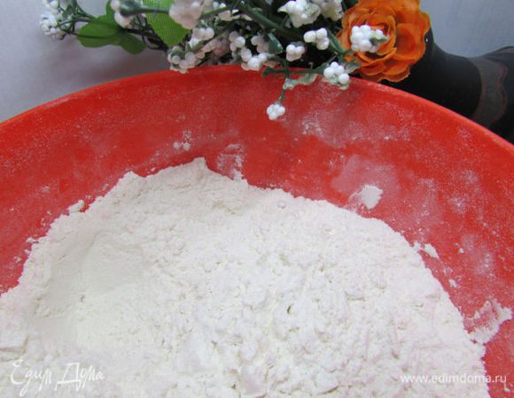 Просейте муку вместе с разрыхлителем и сухим молоком.