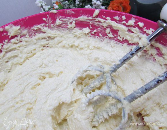 Сливочное масло комнатной температуры взбейте с сахаром до получения белой массы.