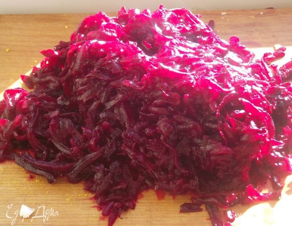 Отвариваем молодую свеклу до готовности. Полностью остудить, очистить от кожуры. Натереть на крупной терке.