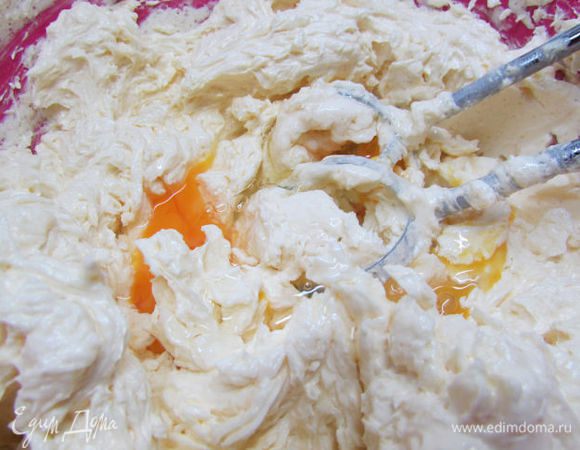 По одному добавьте яйца, продолжая взбивать. Должна получиться пышная масса. 