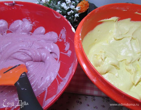 Яично-масляную массу соедините с мучной смесью, продолжая взбивать, добавьте молоко. Всё хорошо перемешайте до получения однородного теста.
Разделите его на 3 части. В каждую добавьте выбранный краситель и тщательно перемешайте. Можно какую-то часть не окрашивать.