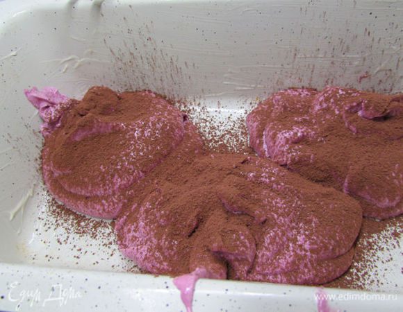 Форму смажьте маслом и выложите часть теста одного цвета по ложке в разных участках, присыпьте какао через ситечко – это при выпечке дает границу раздела разных цветов. 