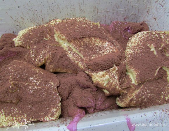 Выложите следующее тесто и вновь присыпьте какао. Так же с третьим цветом. Продолжайте, пока не закончится всё тесто (у меня три цвета и три слоя). Форму поставьте в разогретую духовку, 180 градусов. Выпекайте 1 час. Готовность проверьте деревянной палочкой.