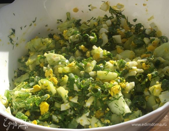 Огурец очистить от кожуры и мелко нарезать. Все ингредиенты перемешать, добавить соль, перец и еще раз перемешать. 