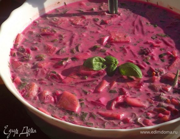 Смешать сметану с охлажденной водой и добавить к овощам. Добавить свеклу и сок лимона. При необходимости добавить по вкусу соль и перец. Отправить охлаждаться на 30 минут в холодильник. 