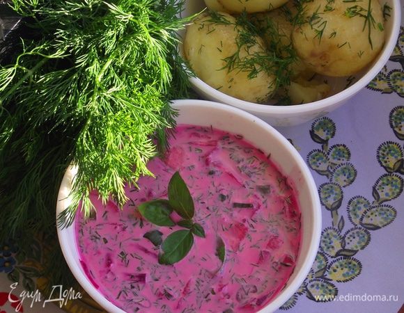 Сварить до готовности молодой картофель. Заправить сливочным маслом и укропом. Подавать в отдельных тарелках. 

Приятного аппетита, друзья!