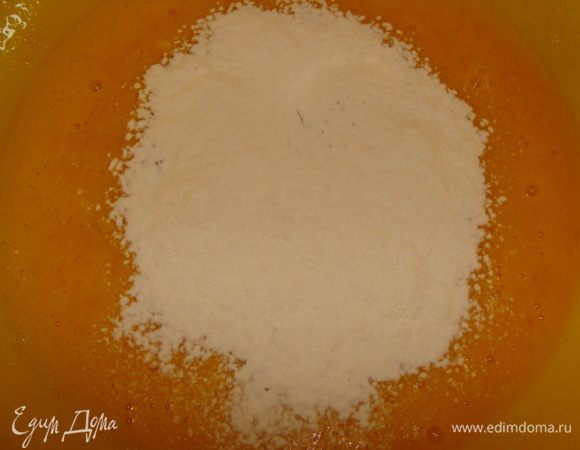 Желтки отделить от белков.  В желтки добавить 1 ст. ложку сахара, взбить и добавить цедру лимона. Всыпать 3 часть муки. Перемешать.
