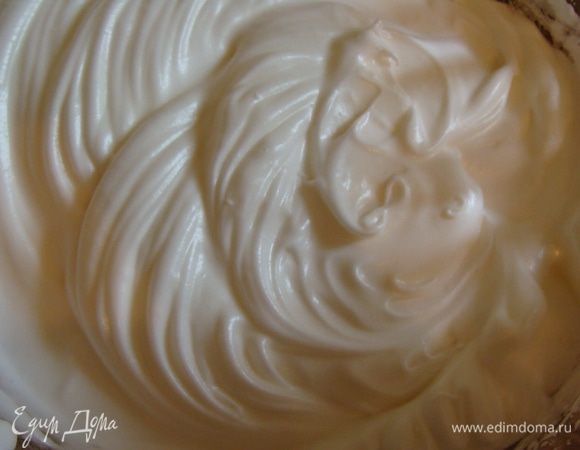 Белки взбить с оставшимся сахаром (около 6 ст. л.) в крепкую пену.