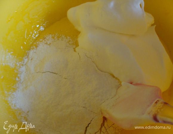 Положить 3 часть белков в желтковую массу, добавить муку, перемешать легкими движениями сверху вниз. Замешать оставшуюся муку с белками.