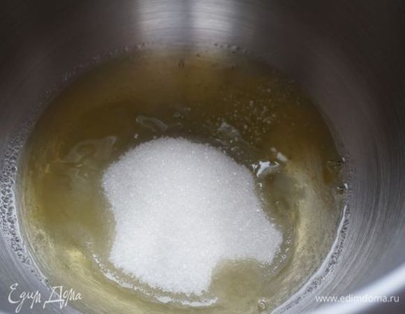 Белки+70 г сахара взбиваем до устойчивых пиков.