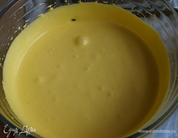 В это время желтки +60 г сахара растираем добела.