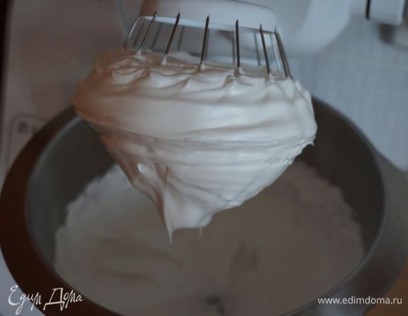 Вливаем желтки к белкам, взбиваем, либо аккуратно соединяем ложкой.