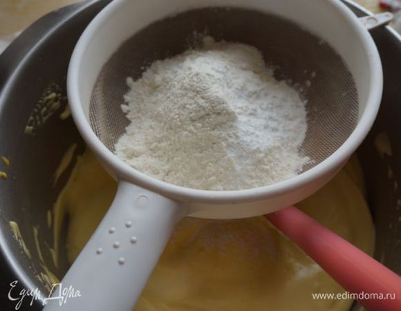 Просеиваем муку, лопаткой снизу вверх, смешиваем с яйцами.