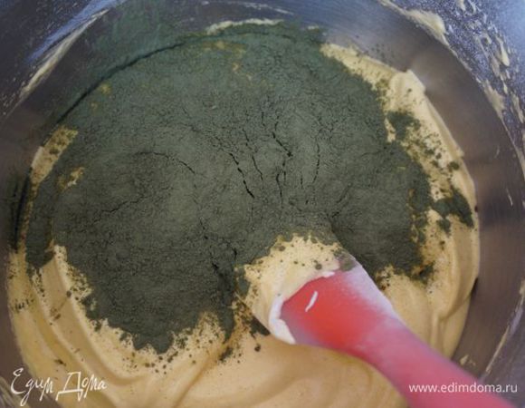 Добавляем зеленый чай, размешиваем.