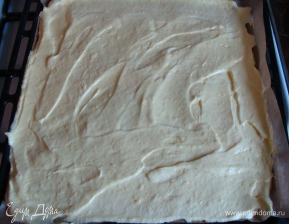 Вложить тесто на противень, застеленный пергаментом. Толщина теста должна быть в палец. У меня узкая плита,  поэтому теста было многовато.
Ставим в разогретую до 180 гр. духовку и выпекаем около 10 минут.