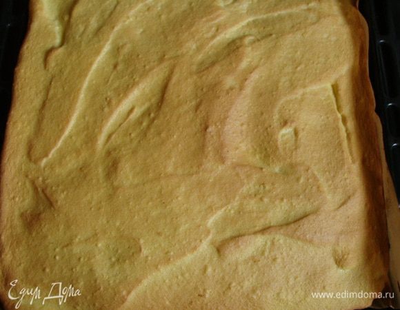 Цвет бисквита сверху станет красноватым.