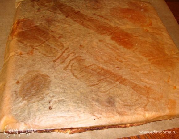  Бисквит вынимаем и переворачиваем на полотенце или пергамент. Духовка газовая- беда!! Немного низ пригорел!