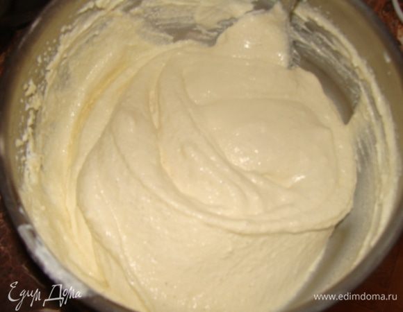 Готовим начинку, пока бисквит остывает. Пастообразный творог взбить со сливочным маслом. Добавить сметану, сахар и сахар с натуральной ванилью. Перемешать. Туда же можно порезать кусочки свежей клубники.