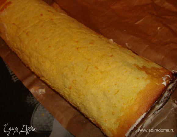 Разворачиваем остывший рулет, смачиваем сиропом, намазываем кремом, посыпаем миндалем и убираем в холодильник, лучше на ночь.