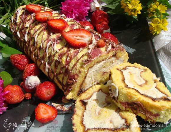 На утро растопить шоколад, полить им рулет. Можно полить сверху сиропом, украсить клубникой.....и режем на кусочки, наслаждаемся летом!!!
С началом лета, друзья!!!!