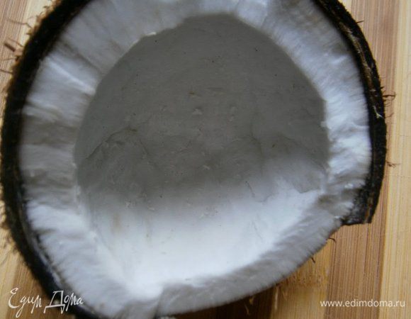 Кокосовое молоко лучше готовить из свежего кокоса.
Открыть кокос ( нам понадобится одна половинка кокоса).