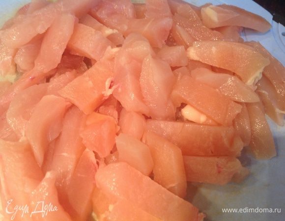 Курицу нарежьте на кусочки.