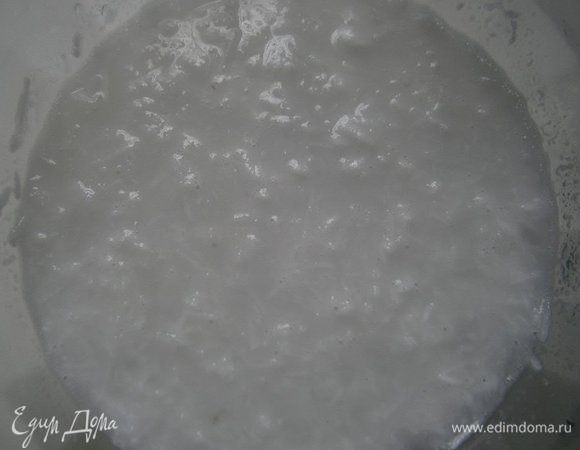 Залить кокосову стружку горячей водой, хорошо перемешать  и дать настояться 1 час.