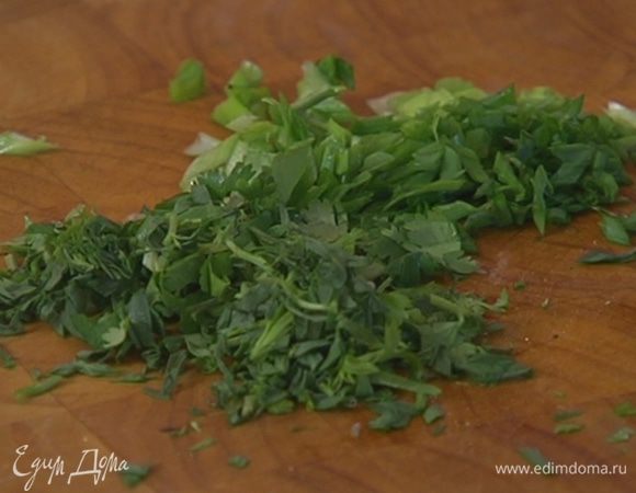 Лук нарезать тонко наискосок, кинзу мелко порубить.