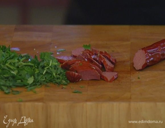 Колбаску нарезать кружками.