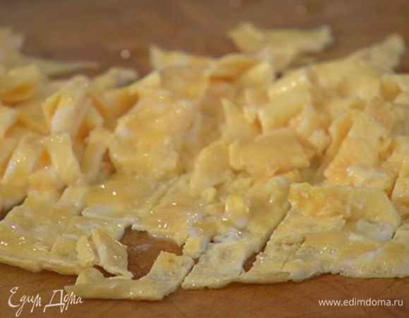 Готовый омлет выложить на разделочную доску и нарезать полосками.