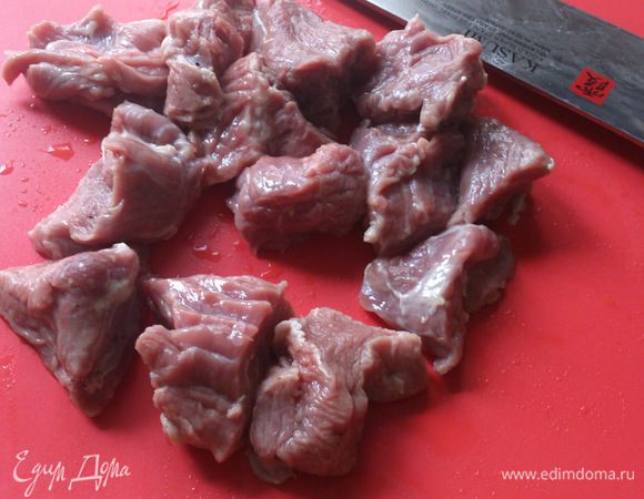 Мясо помыть, нарезать мелкими кусочками, залить 3 литрами воды. Добавить очищенную луковицу и сварить бульон. Луковицу вынуть. 