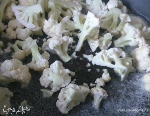 Разогреть в сковороде сливочное масло и обжарить в нем капусту.