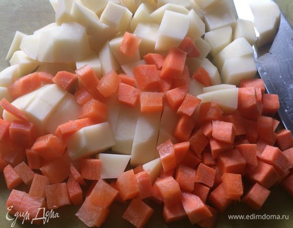 Картофель и морковь нарезать мелкими кубиками.