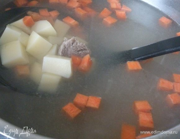 Добавить в кипящий бульон и отварить почти до готовности.