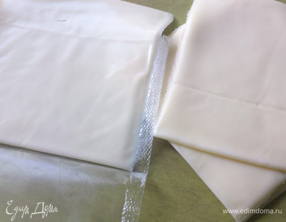 Пластинки сыра освободить от пленки.