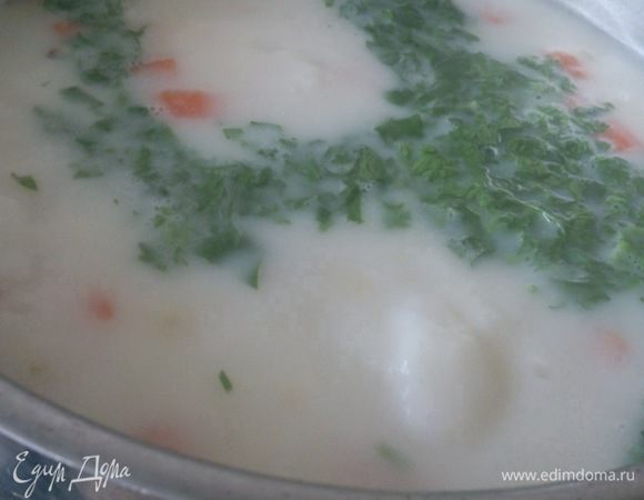 Добавить в суп капусту, сыр и петрушку. Хорошо перемешать до растворения сыра. Посолить, поперчить. Варить 5 минут, хорошо размешать и выключить.