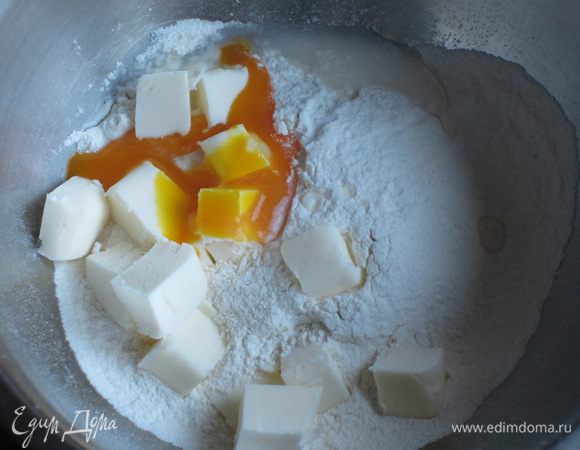 Муку просеять, добавить  соль, перемешать. Ввести желток, 2 ст.л. ледяной воды, сливочное масло.....