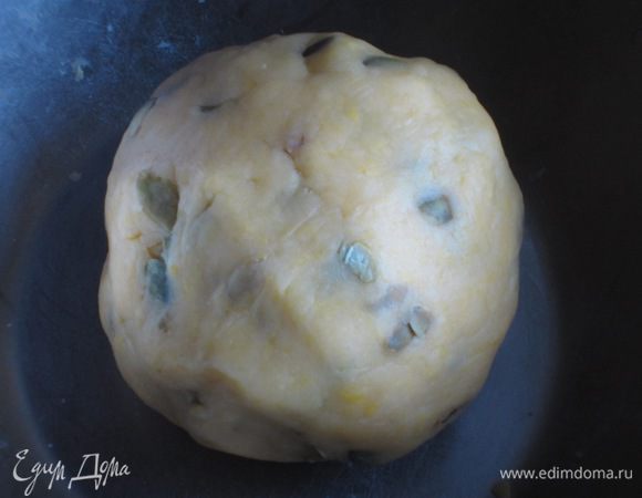 Добавить семечки тыквы и ещё раз вымесить тесто. Сформировать шар, завернуть в пищевую плёнку и поместить в холодильник на 1 час.